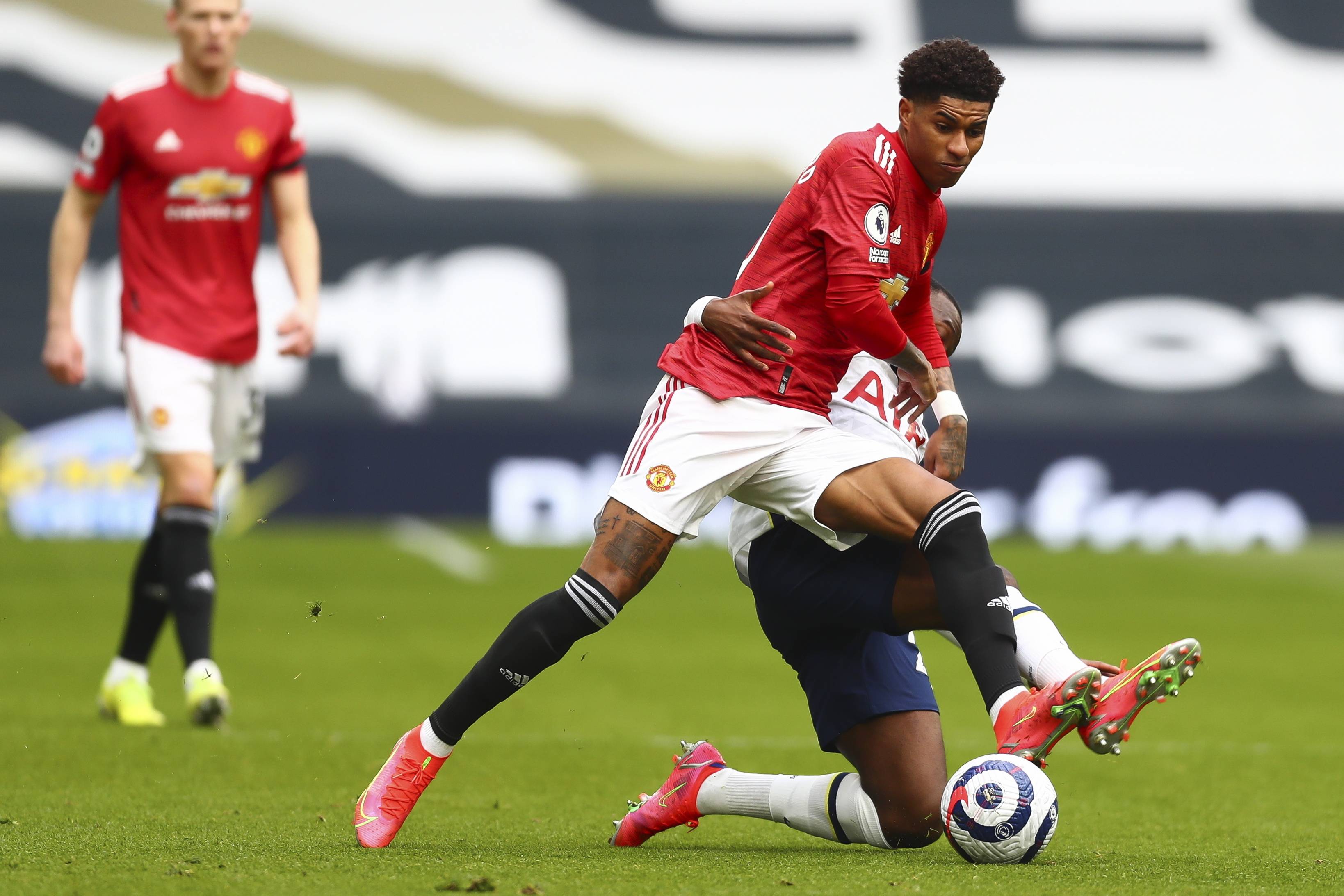 这使得他在 这使得他在